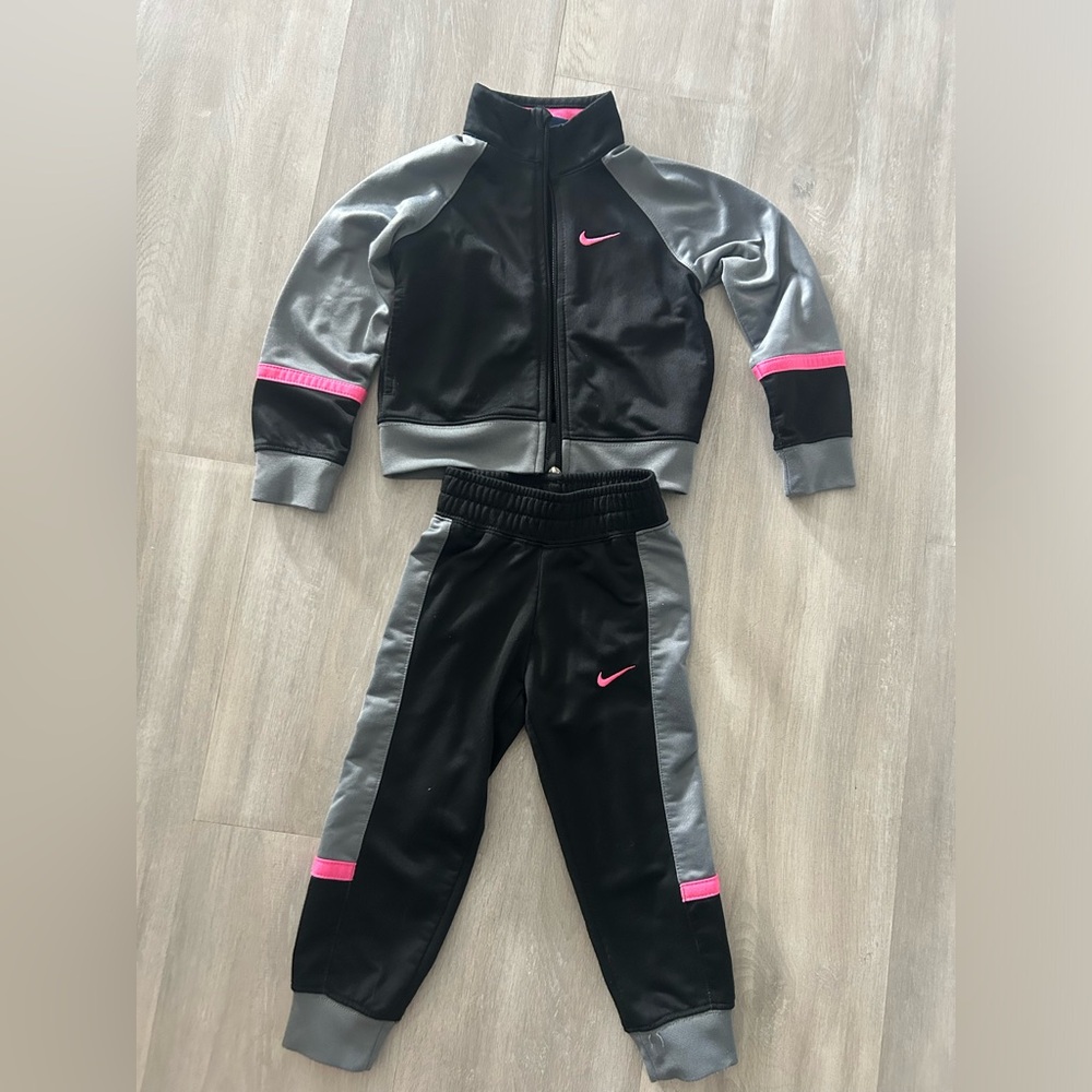 Nike toddler girls sweatsuit